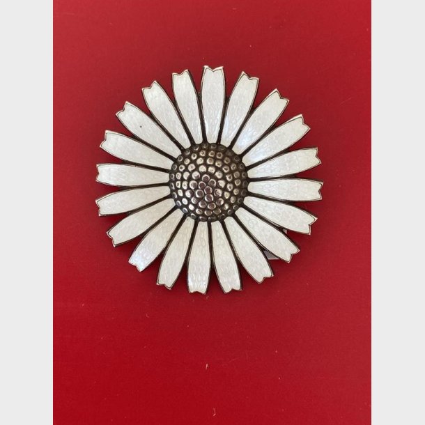 Broche i slv, Marguerit Guilloche
